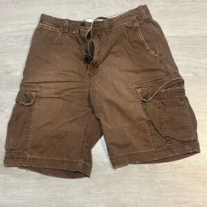 American Eagle men’s brown cargo shorts, size 31.